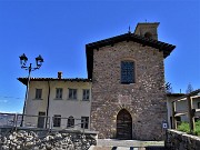 11 Facciata della chiesetta con bel portale medievale a sesto acuto